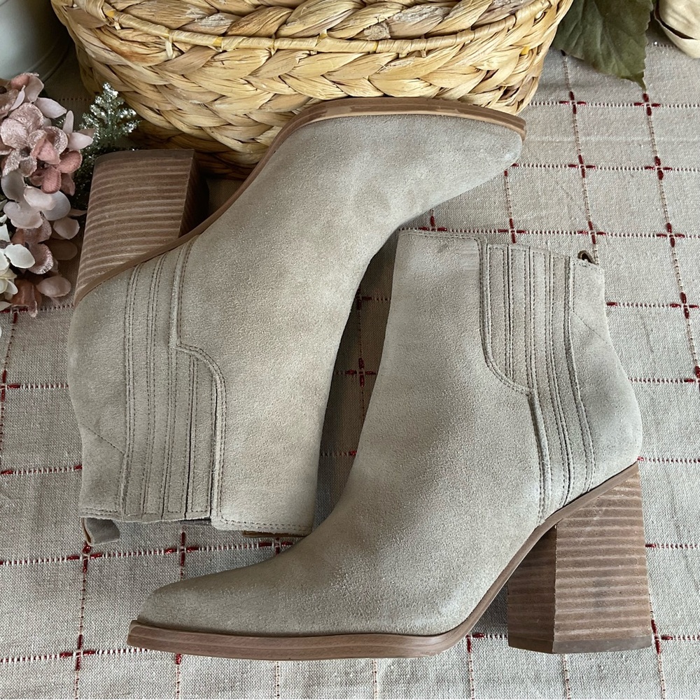 Marc Fisher LTD Oshay Tan Suede Pointed Toe Ankle Boots Size 7.5 PreLoved - Picture 4 of 7